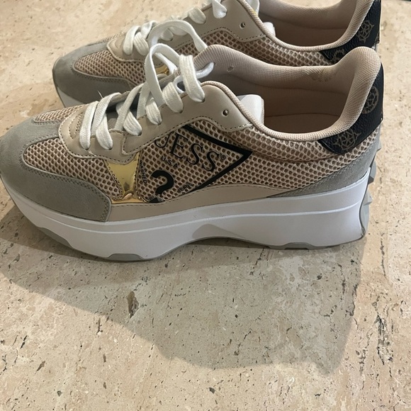 GUESS Women's Invited Sneaker Size 9.5 - Picture 3 of 9